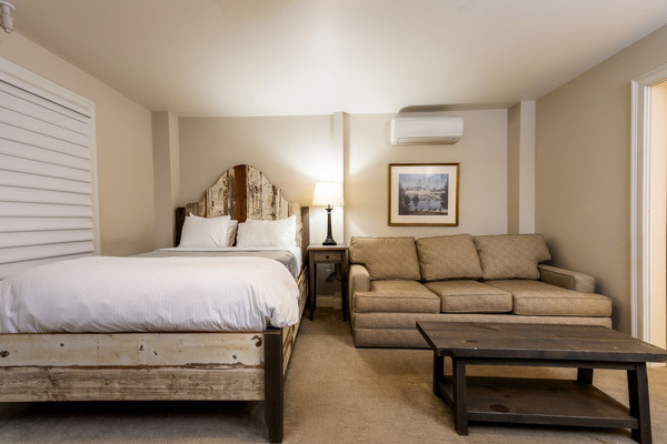 Queen bed, queen pullout sofa Photo 2