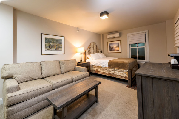 Queen bed, queen pullout sofa Photo 3