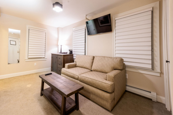 Queen bed, twin pullout sofa Photo 2