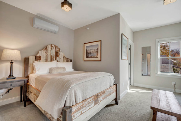 Queen bed, twin pullout sofa Photo 1